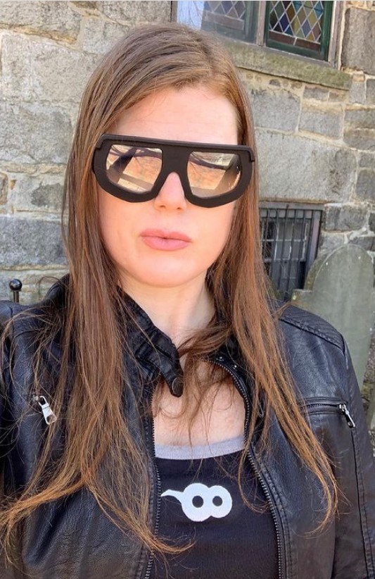 70F65086-1A4D-4A57-B2DC-79C7B7D82859 red head sunglass model